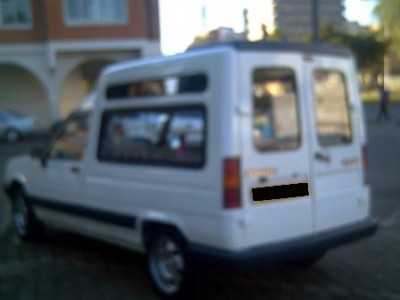 Renault EXPRESS vitr&eacute;e en excellent &eacute;tat A VENDRE - antananarivo, madagascar