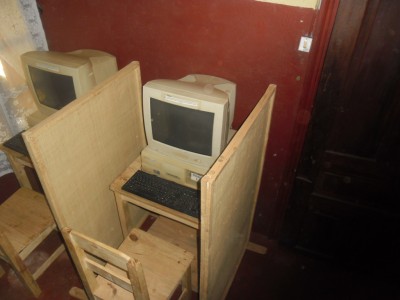 Tables ordi + chaises a vendre Miniature 1