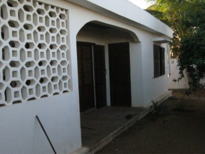 MAISON à LOUER à AMBOVOMBE /ANDROY Miniature 1
