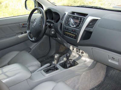 Je vends mon  Toyota Hilux 2,5 l année 2010 Miniature 1