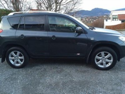  Toyota 4x4 RAV4 année 2009 très bon etat Miniature 1