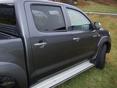 Je vends mon  Toyota Hilux 2,5 l année 2010 Miniature 2