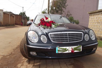 DREAM S CAR :location tete de cortegeMERCEDES E270 Miniature 2
