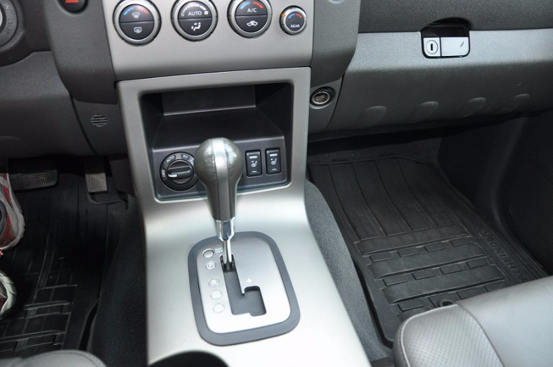 Nissan 4x4 Pathfinder a 15 Millions d\'Ariary Miniature 3