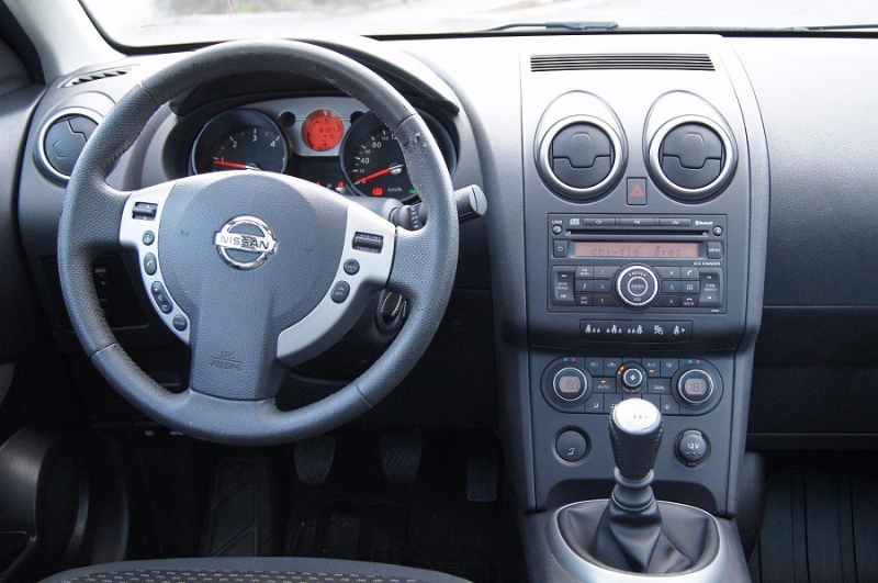 4X4 Nissan Qashqai Noir A 32 Millions Ariary Miniature 2
