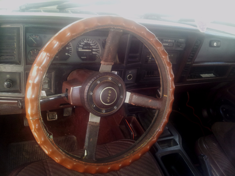 cause double emploi vend JEEP CHEROKEE 1983 Miniature 1