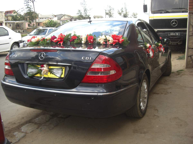 DREAM S CAR :location tete de cortegeMERCEDES E270 Miniature 2