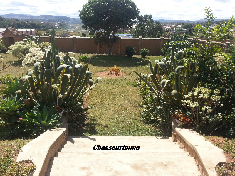 Villa basse de type F5 à vendre sur Ambohibao Miniature 3