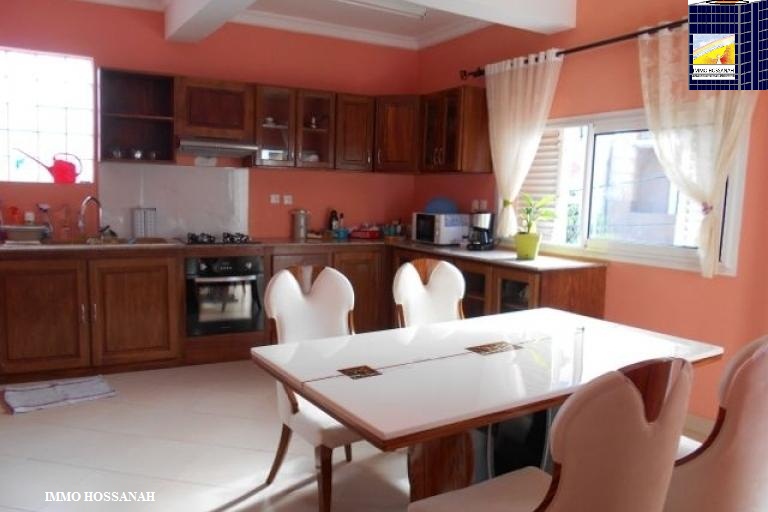 APPARTEMENT T4 CONFORT MEUBLE A LOUER A AMBATOROKA Réf :LAM 30956 Miniature 1