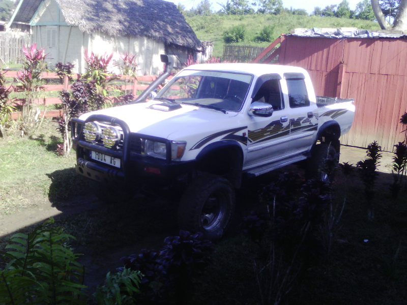 toyota hilux pon rigide - fenerive est, madagascar