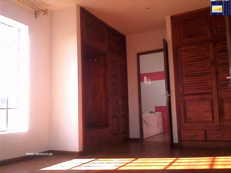VILLA  F4 CONFORT A LOUER A AMBOHIBAO Réf:LV1201592 Miniature 2
