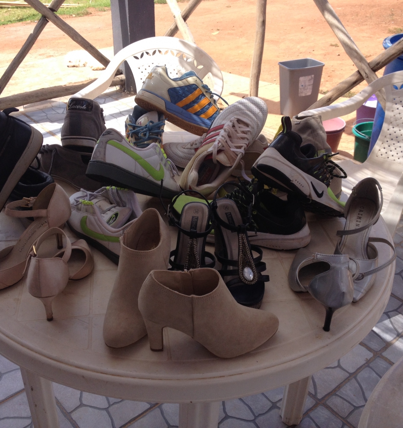 A VENDRE CHAUSSURE LIVRE JOUET  BONNE OCCASE - ANTANANARIVO, MADAGASCAR