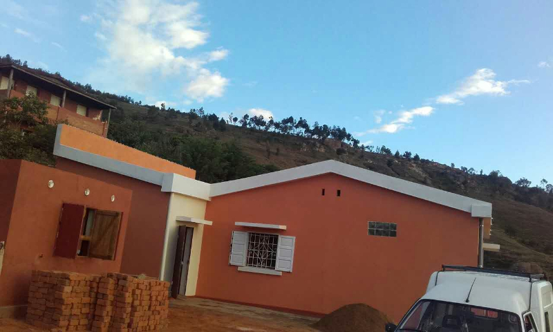 AMBOHIMALAZA 1200 m2 + 2 Maisons+logtgardien Miniature 1