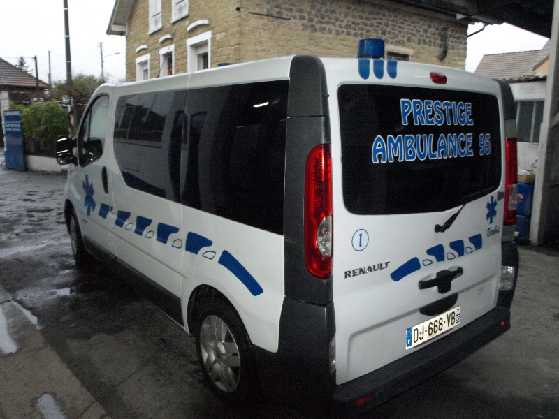 A VENDRE AMBULANCE Miniature 1