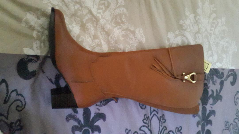 VEND LOT DE CHAUSSURES DE FRANCE - ANTANANARIVO, MADAGASCAR