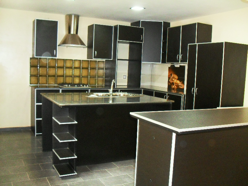 A VENDRE: VILLA F7, quartier résidentiel avec dépendance gardien Miniature 2