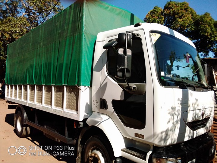 URGENT A VENDRE CAMION BÂCHE RENAULT 9 TONNES - SAMBAVA, MADAGASCAR