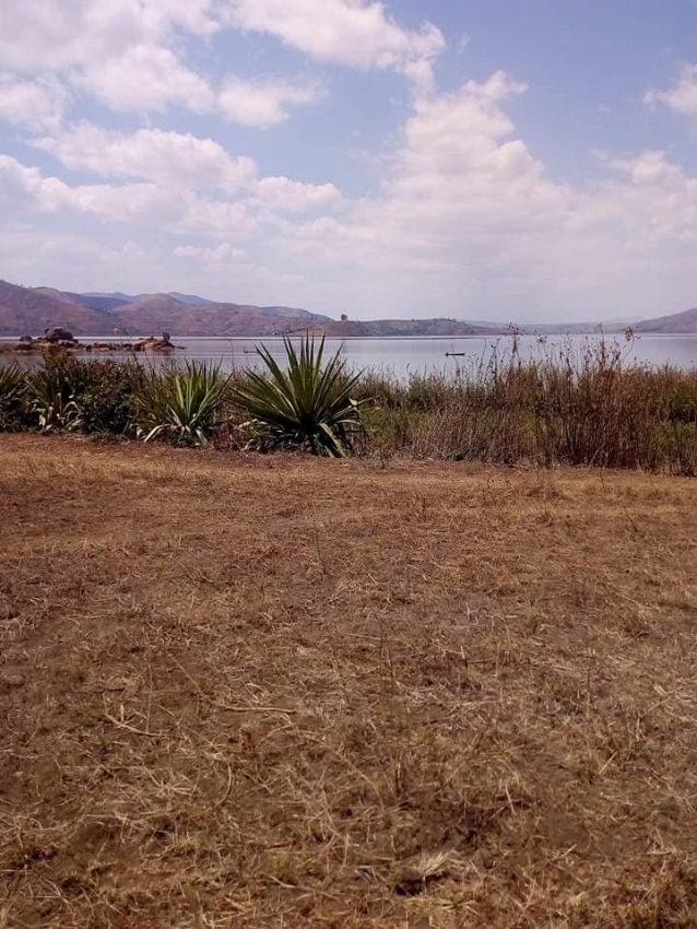 TERRAIN BORD DU LAC A AMPEFY - Ampefy, Mada