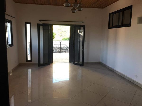 Appartement (2é étage) à louer sise à Ambatoroka - Tana, Mada